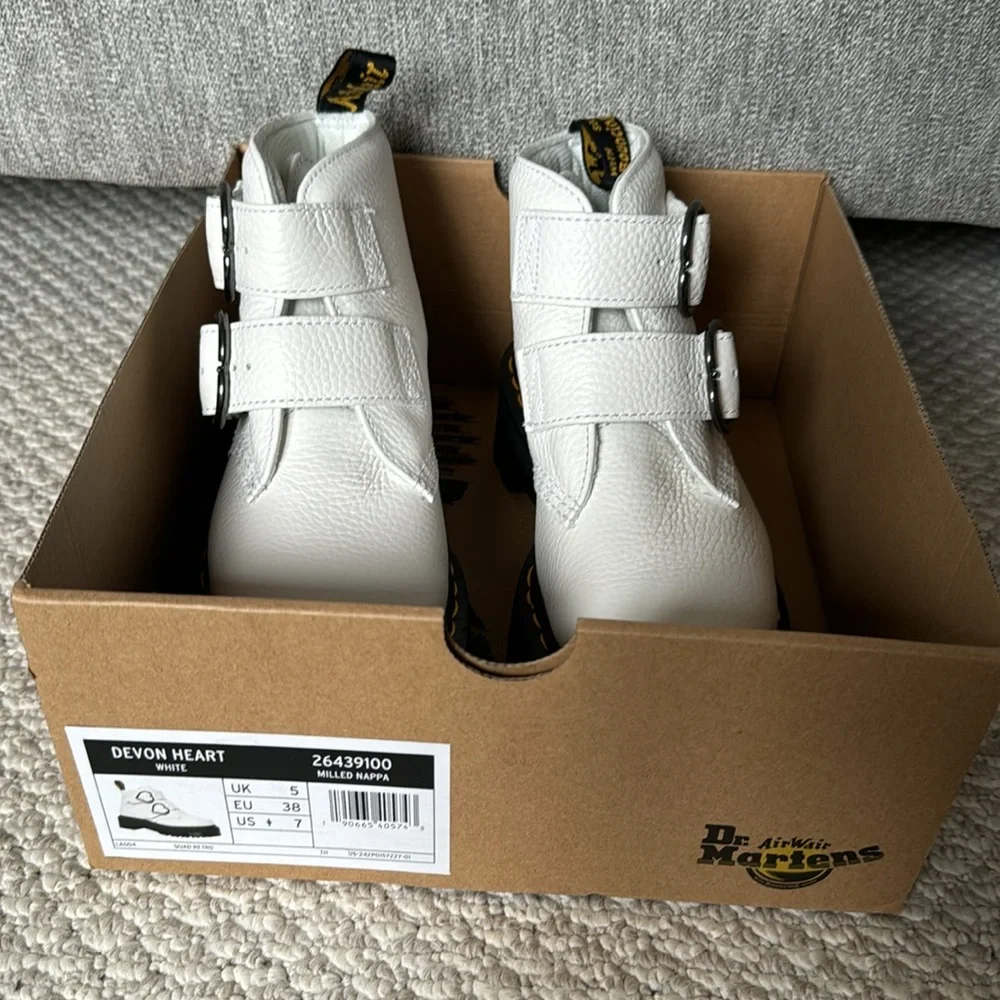 NEW DR MARTENS DEVON HEART LEATHER PLATFORM BOOTS - Picture 3 of 12